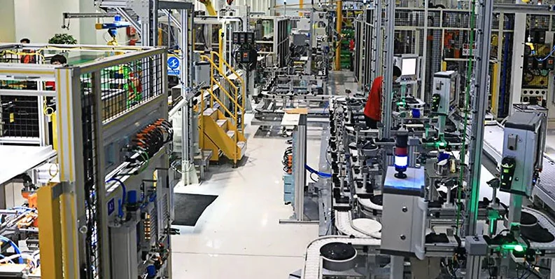 Cummins-DCEC-engine-piston-assembly-by-robot